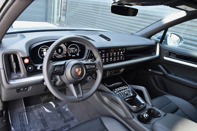 Certified 2025 Porsche Cayenne image 4