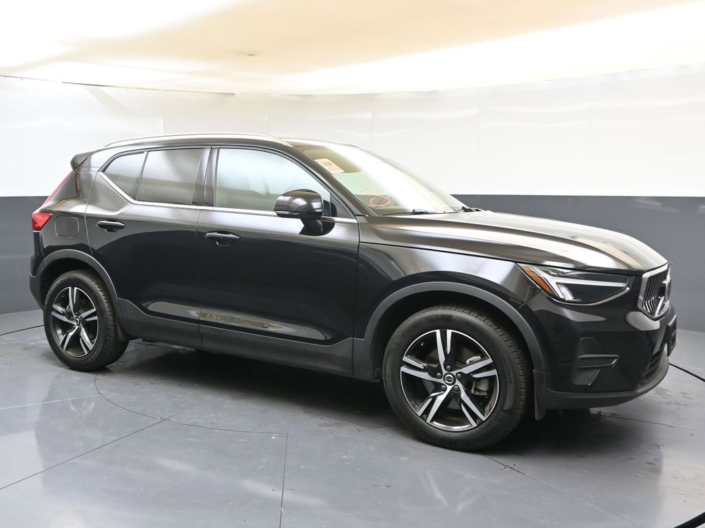 Certified 2025 Volvo XC40 B5 Core image 7