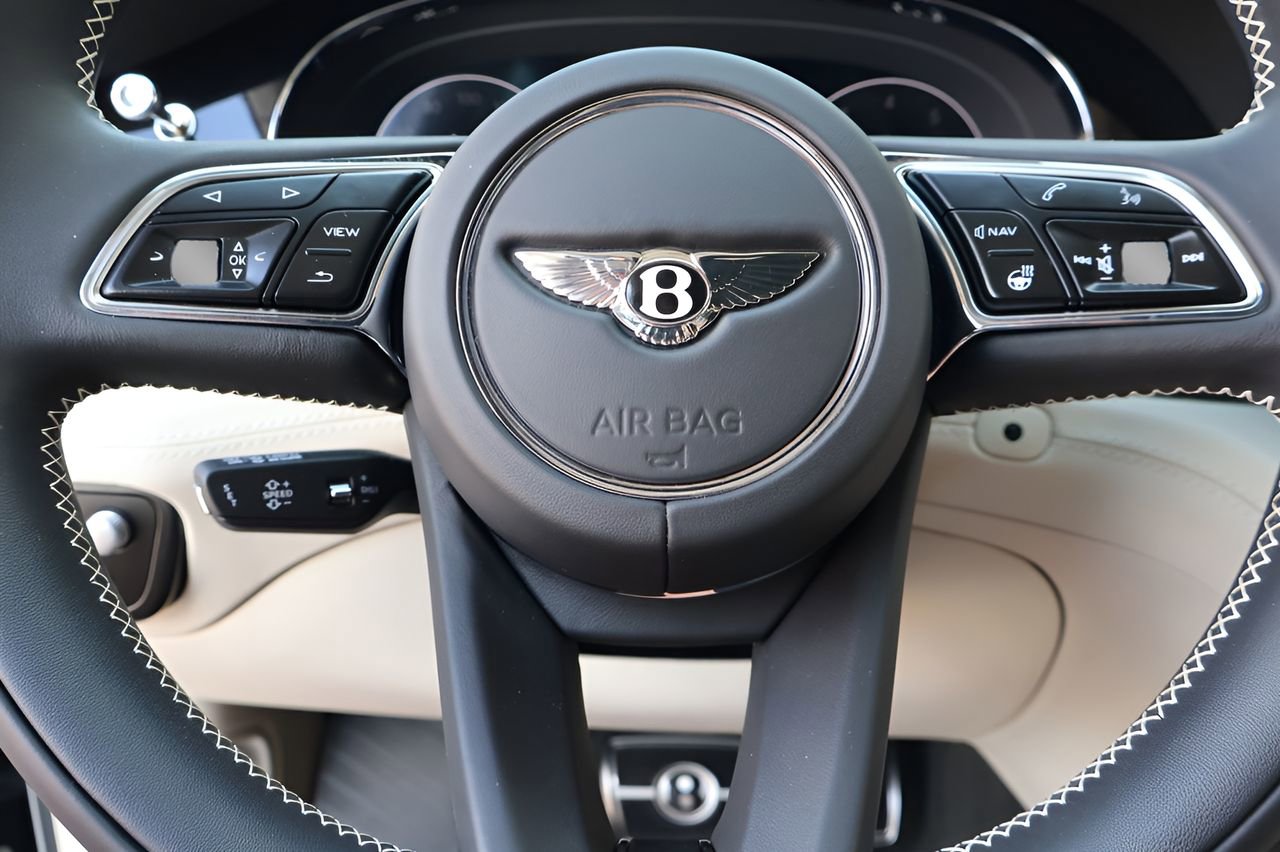 Used 2022 Bentley Bentayga AWD/4WD image 24