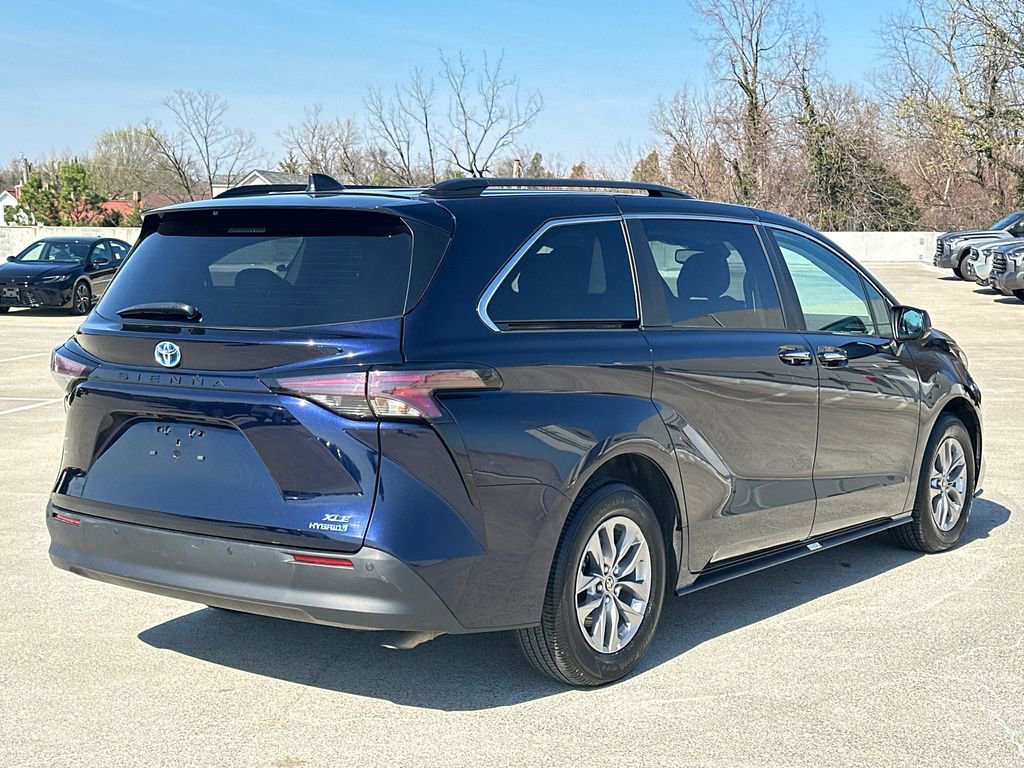 Used 2024 Toyota Sienna XLE image 4