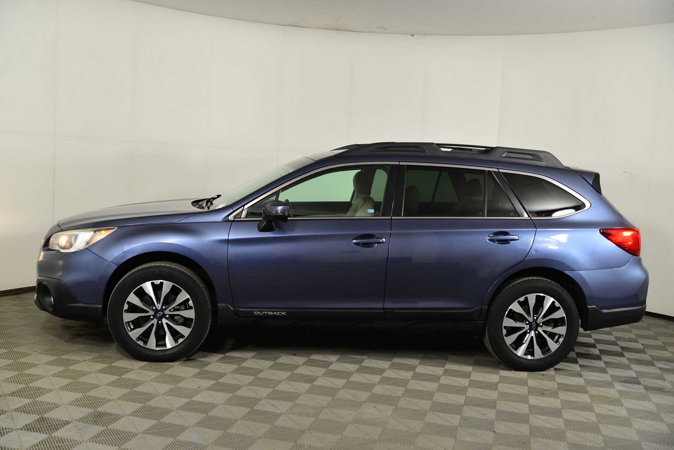 Used 2017 Subaru Outback 2.5i Limited image 2