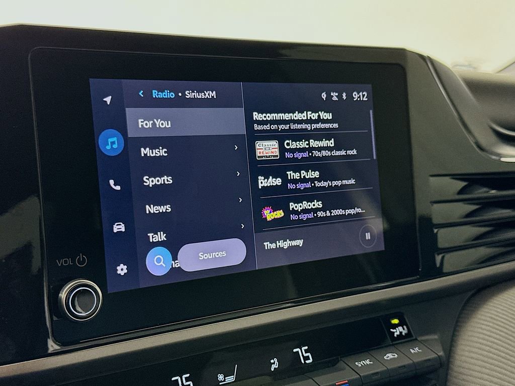 Used 2025 Toyota Camry SE w/ Convenience Package image 28