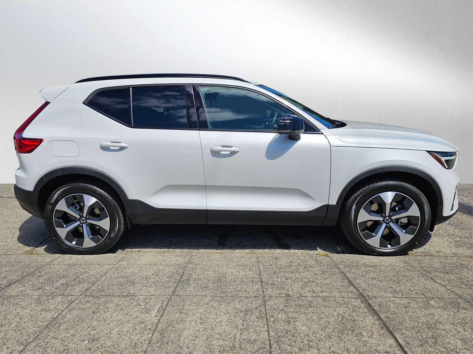 New 2026 Volvo XC40 B5 Plus w/ Climate Package AWD/4WD image 2
