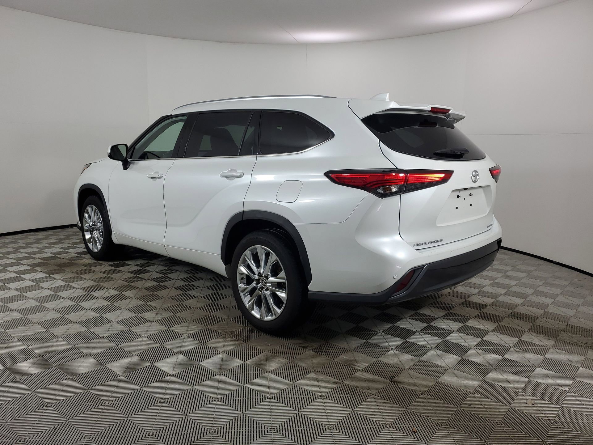 Used 2023 Toyota Highlander Limited image 7