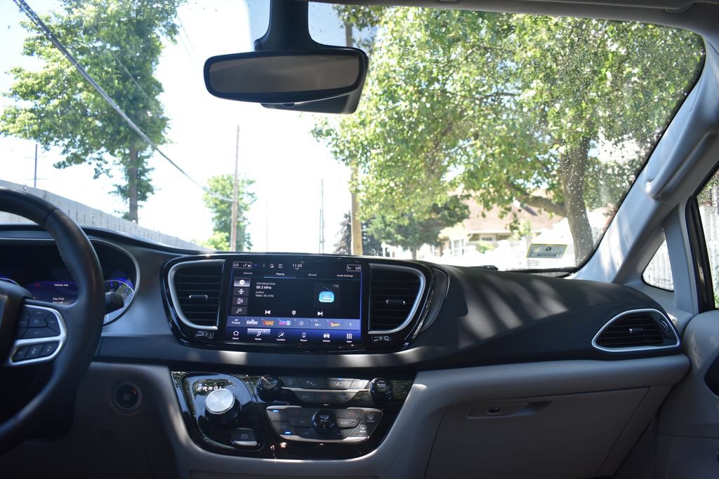 Used 2024 Chrysler Pacifica Touring-L FWD image 26