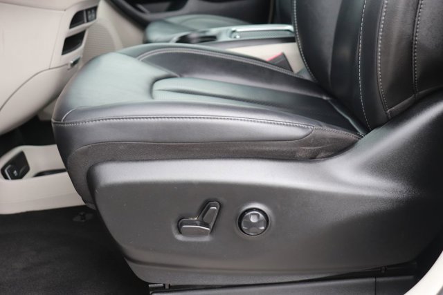 Used 2024 Chrysler Pacifica Select image 11