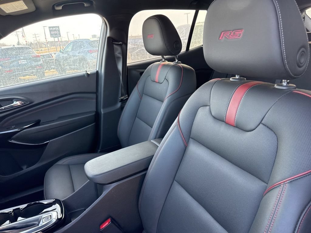Used 2024 Chevrolet Trax RS w/ Sunroof Package FWD image 24