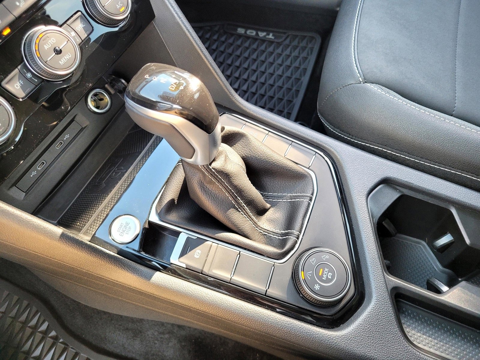 Used 2024 Volkswagen Taos SE w/ Panoramic Sunroof Package image 16