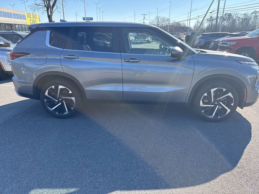 Used 2024 Mitsubishi Outlander SE image 2