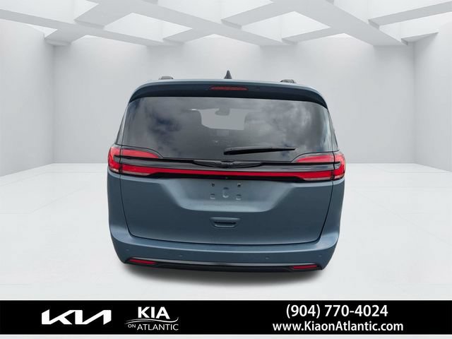 Used 2024 Chrysler Pacifica Limited w/ S Appearance Package FWD image 4