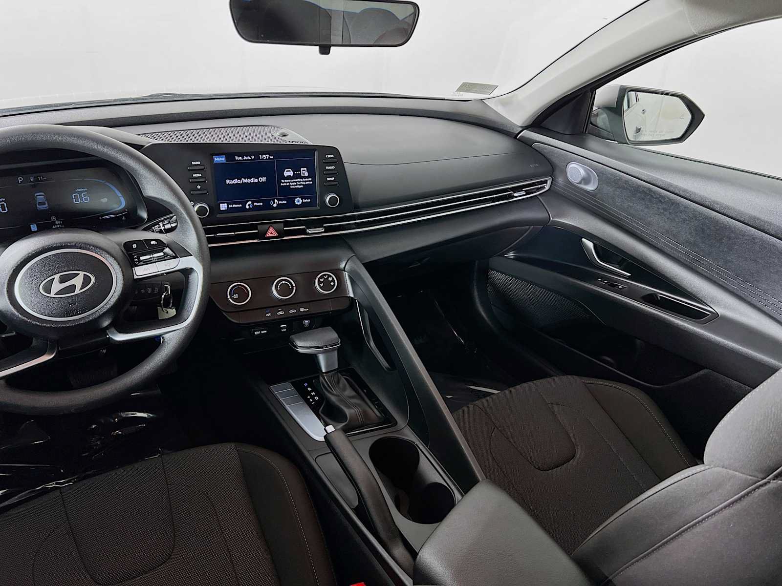 Certified 2025 Hyundai Elantra SE FWD image 22