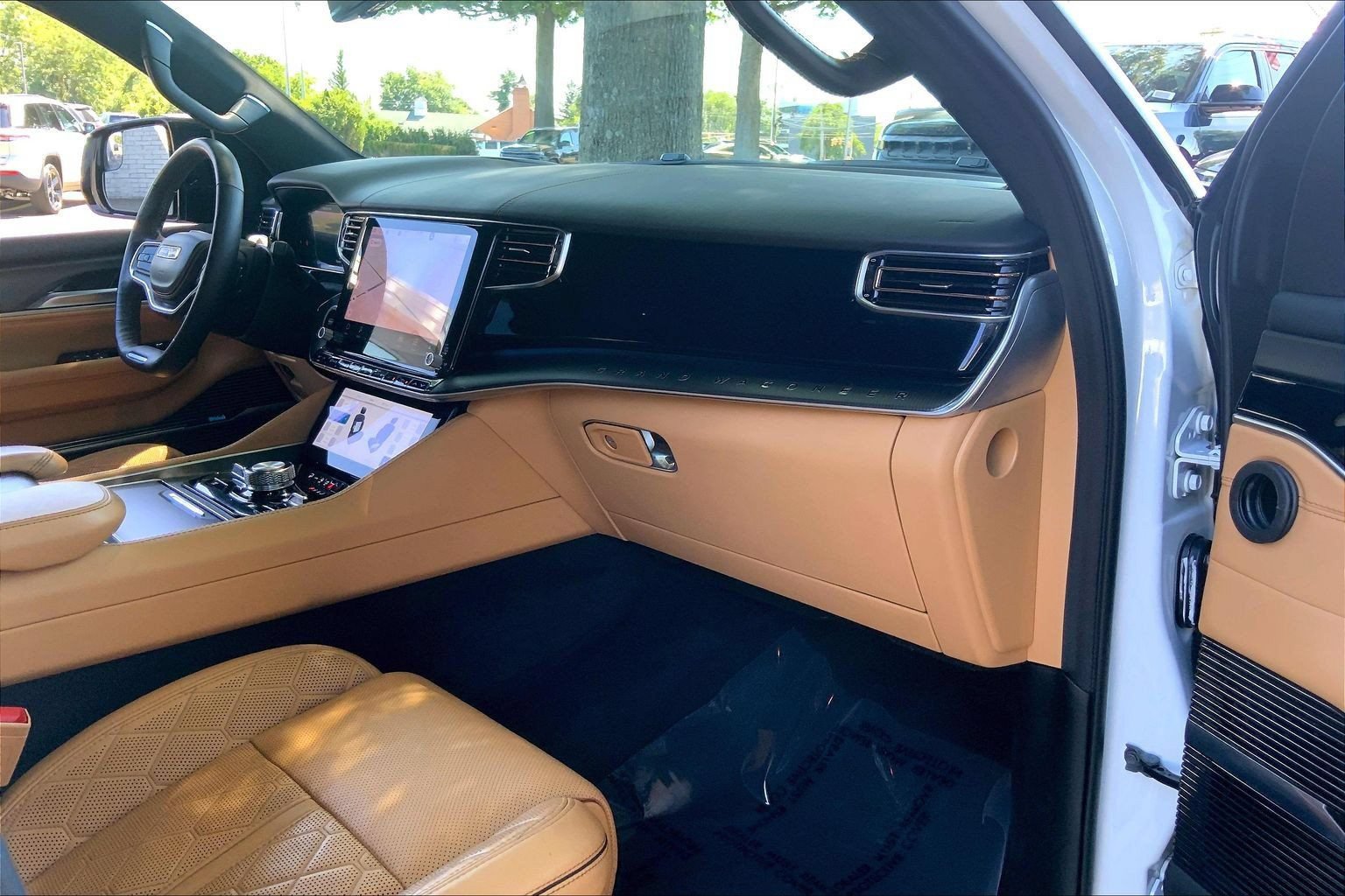Certified 2025 Jeep Grand Wagoneer Series III w/ Rear Seat Video Group 1 AWD/4WD image 13