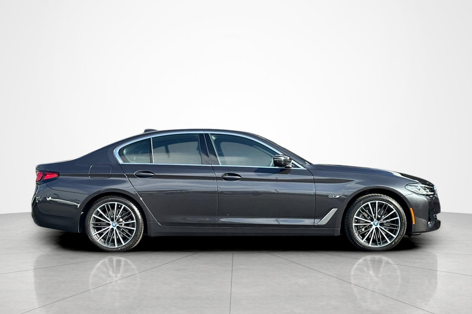Used 2023 BMW 530e xDrive w/ Premium Package AWD/4WD image 6