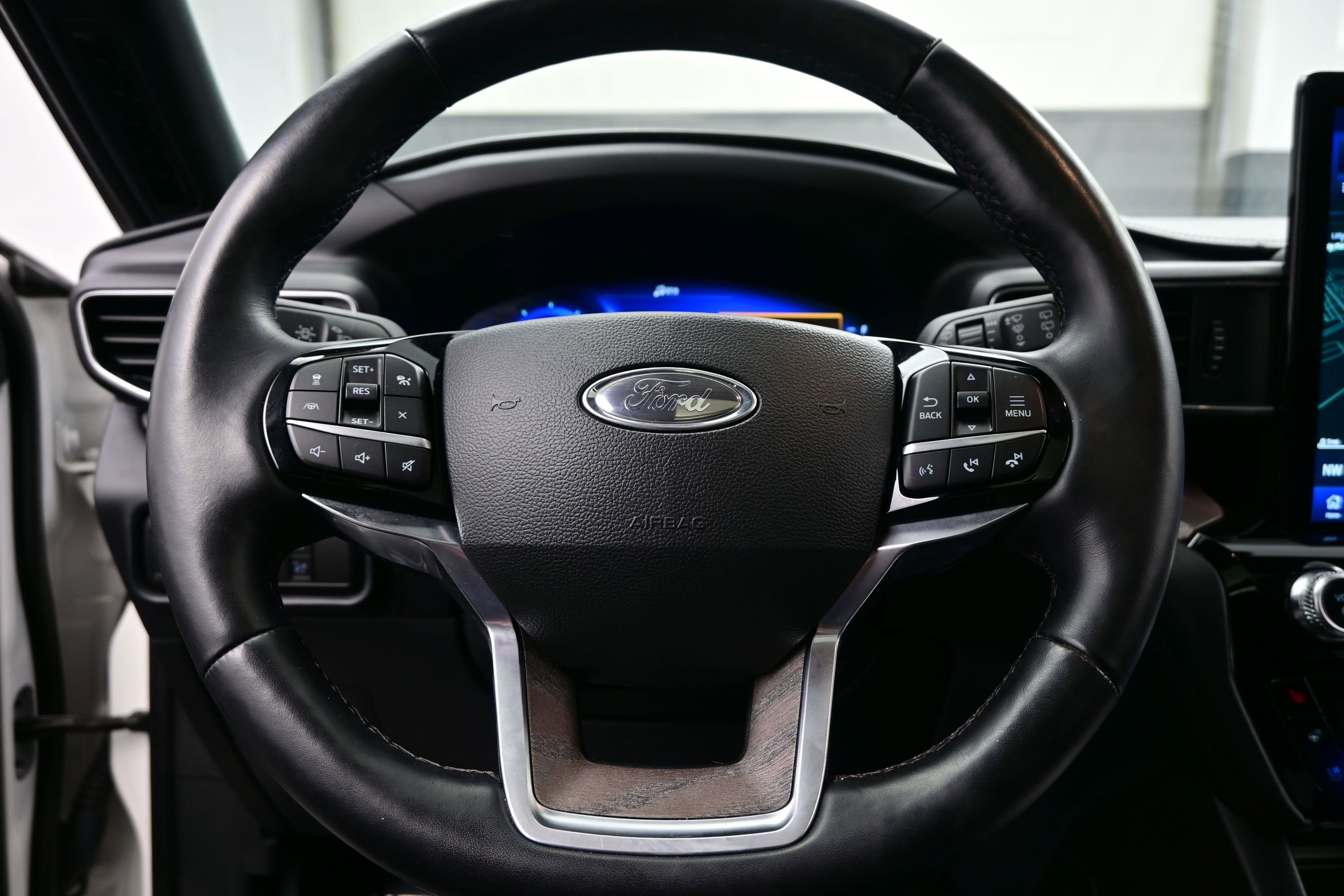 Used 2023 Ford Explorer Platinum w/ Technology Package AWD/4WD image 26