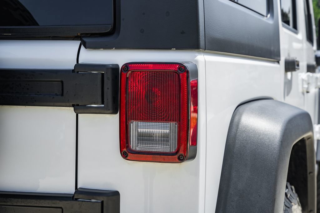 Used 2017 Jeep Wrangler Unlimited Rubicon w/ Cold Weather Group image 6