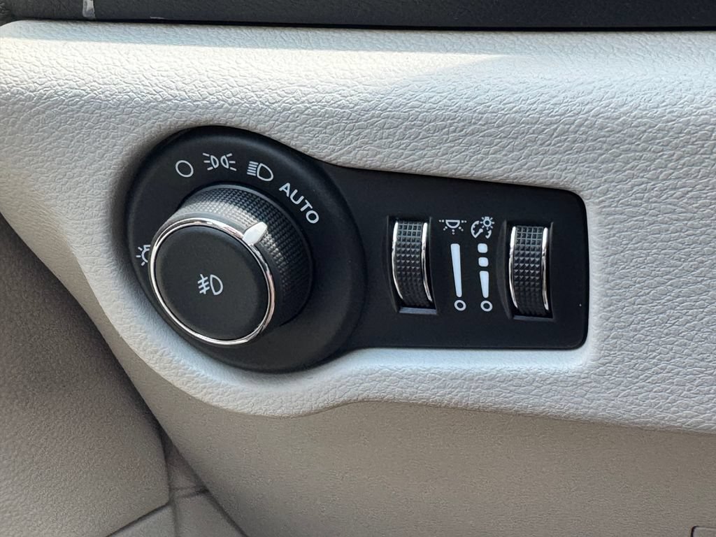 Used 2024 Chrysler Pacifica Touring-L FWD image 30