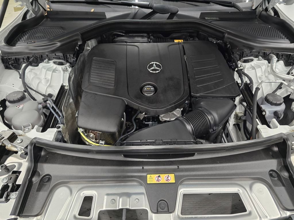 Used 2025 Mercedes-Benz GLC 300 4MATIC w/ AMG Line image 13