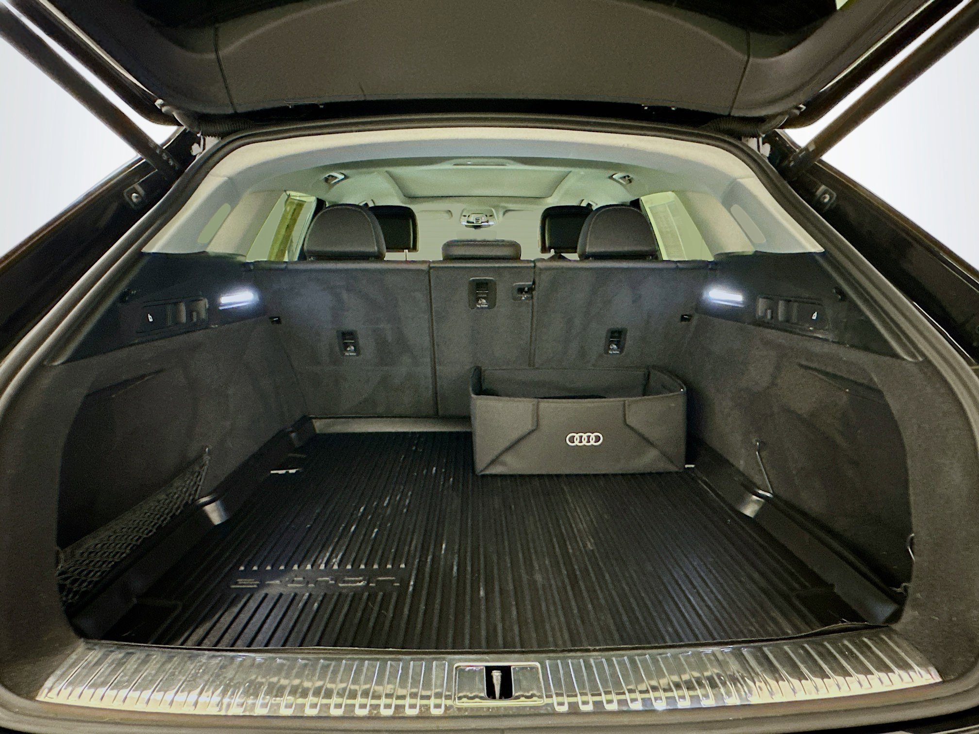 Used 2023 Audi e-tron Premium Plus w/ Premium Plus Package image 31