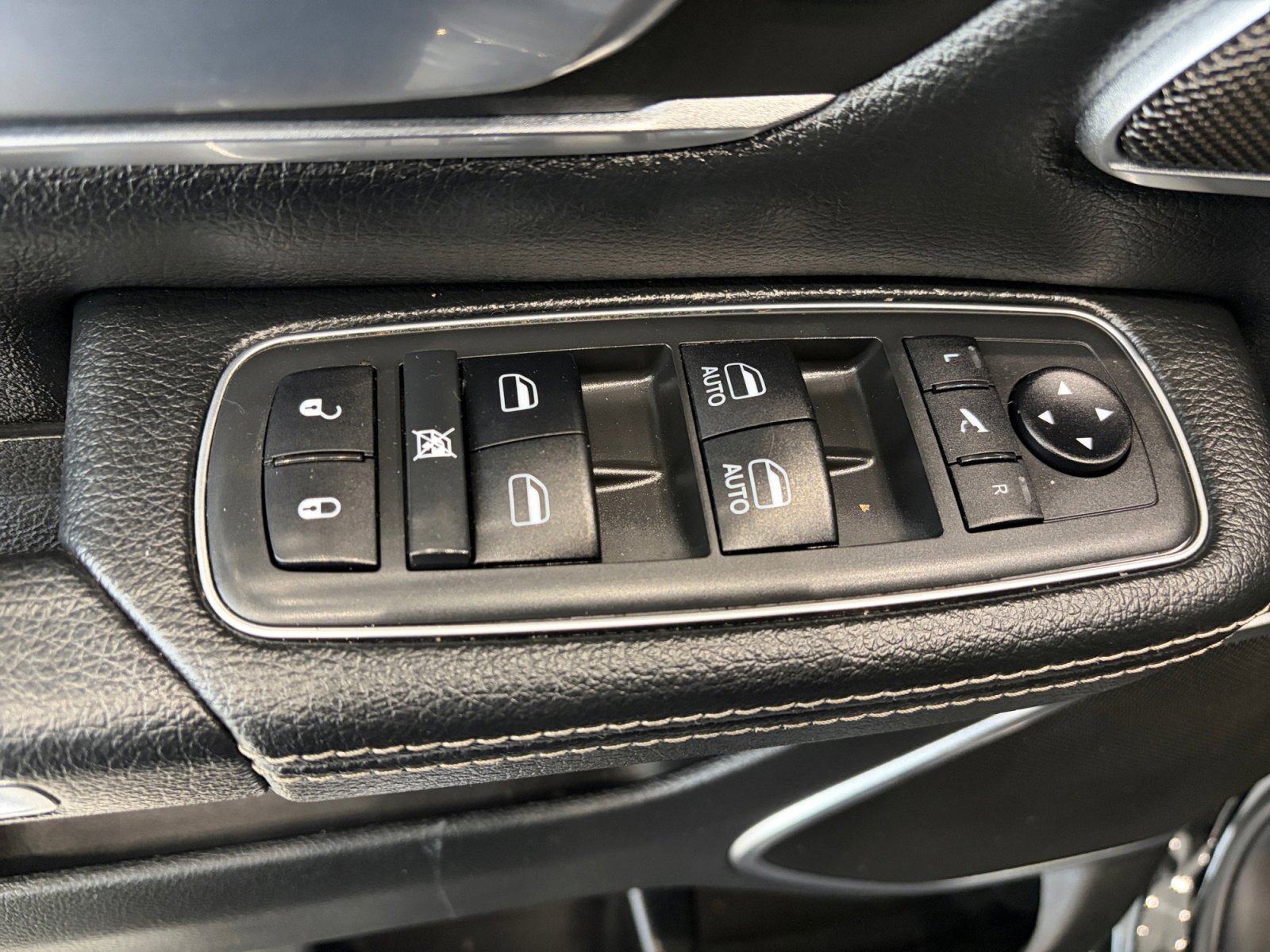 Used 2019 RAM 1500 Laramie AWD/4WD image 11