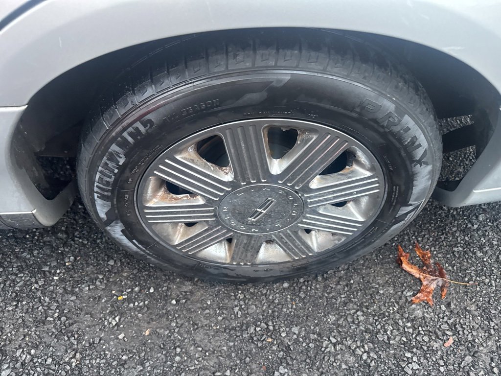 Used 2005 Lincoln Town Car Signature Limited image 20