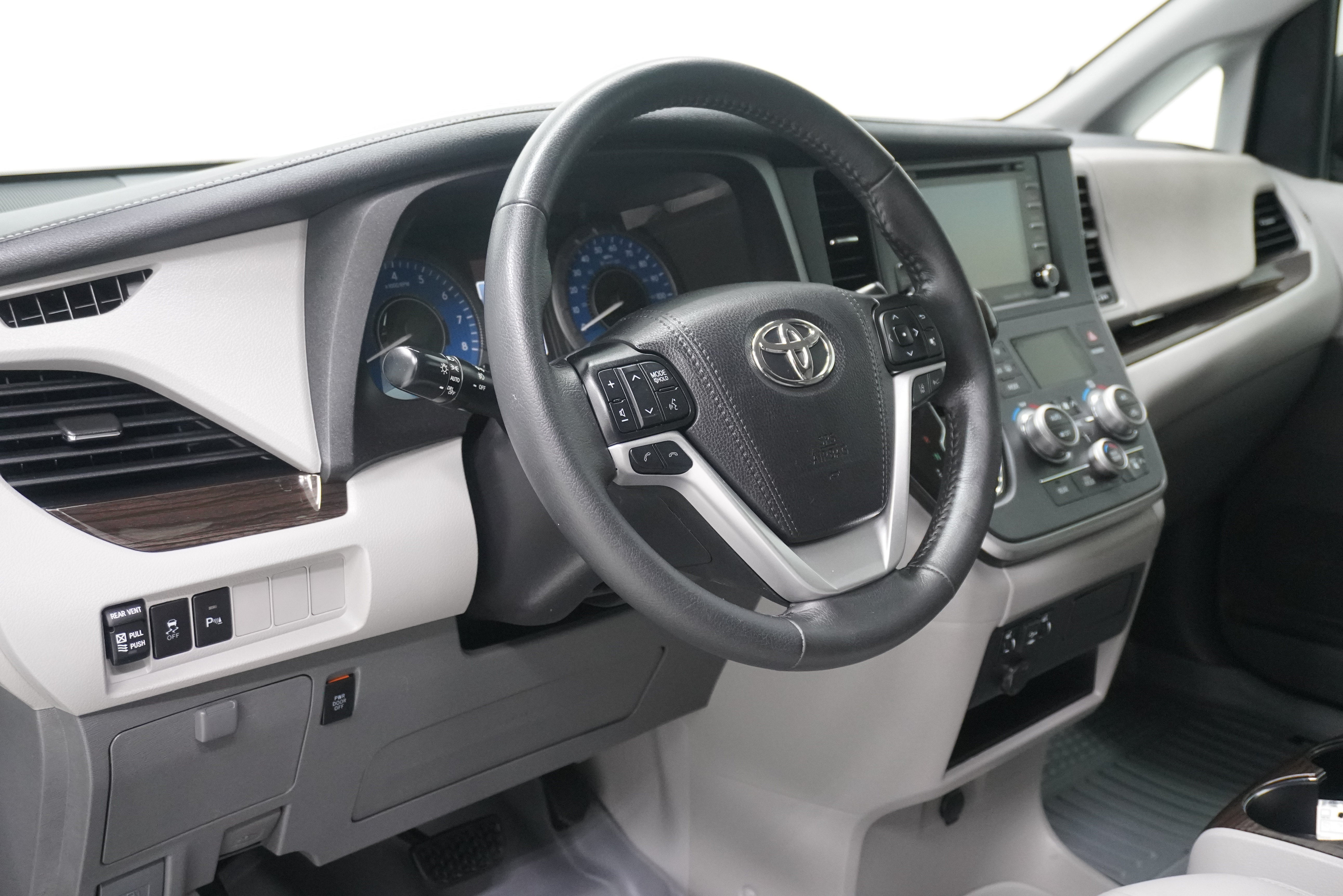 Used 2020 Toyota Sienna XLE w/ XLE Navigation Package FWD image 10