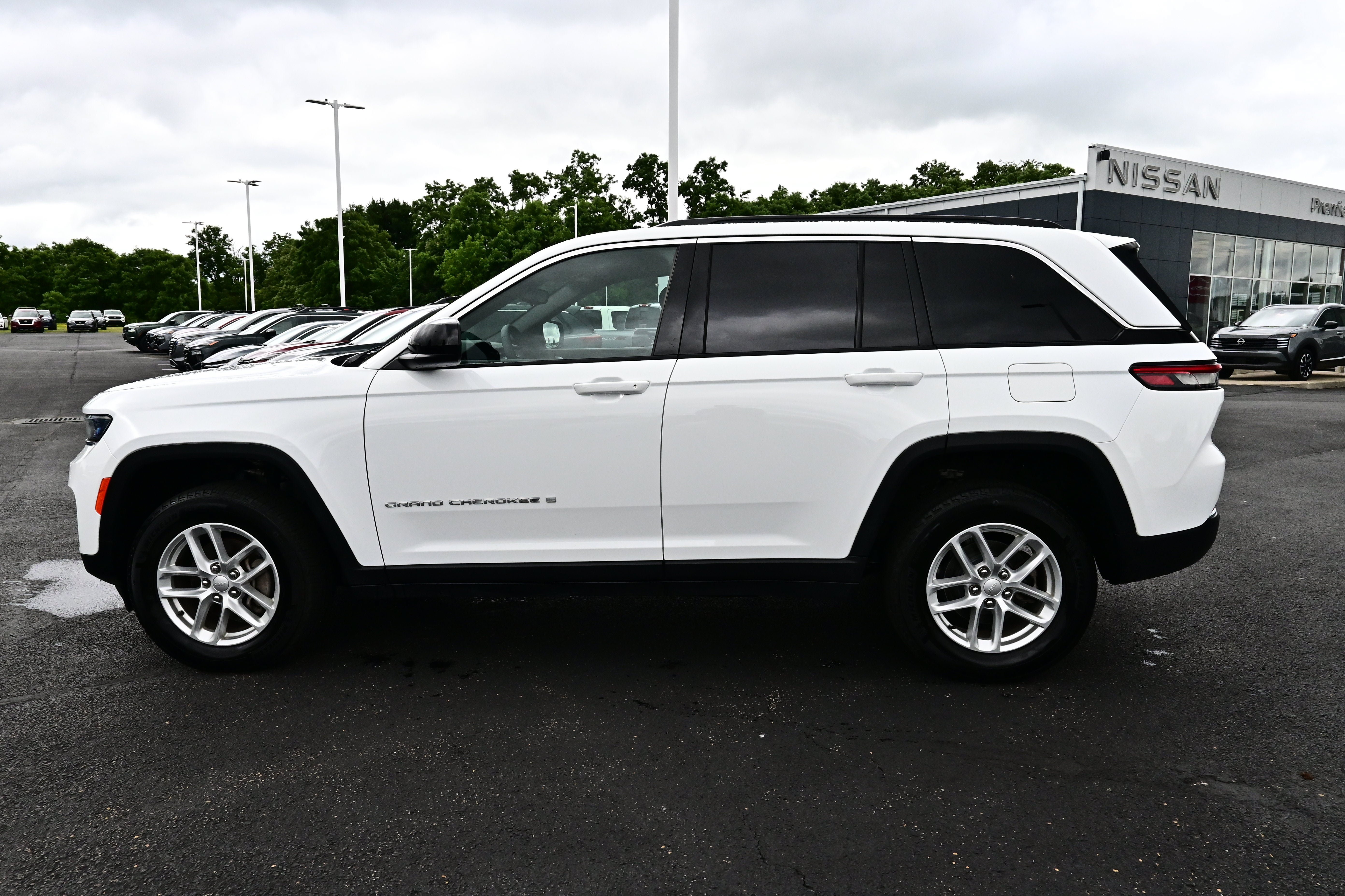 Used 2024 Jeep Grand Cherokee Laredo X AWD/4WD image 5