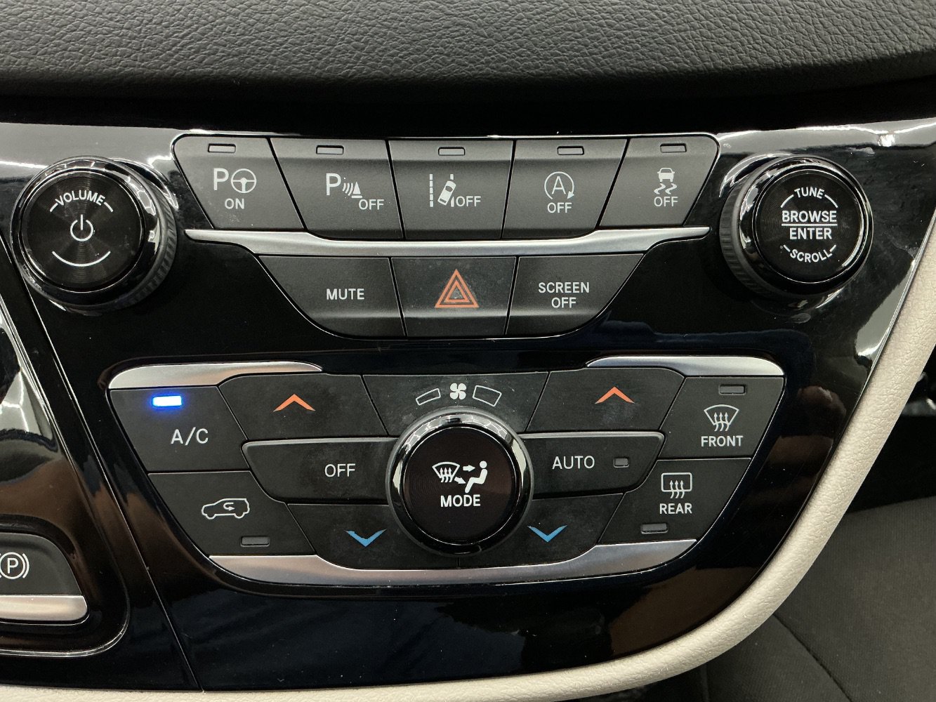 Used 2020 Chrysler Pacifica Touring w/ Advanced Safetytec Group FWD image 35