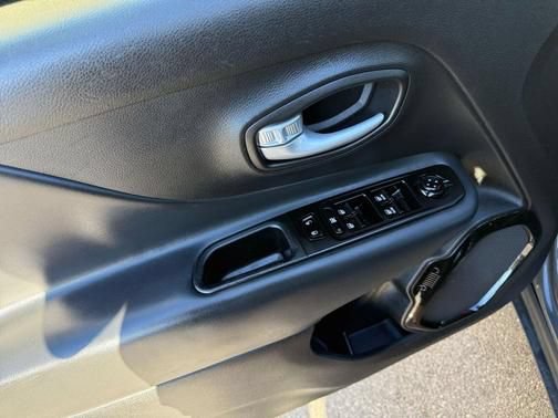 Used 2023 Jeep Renegade Altitude AWD/4WD image 7