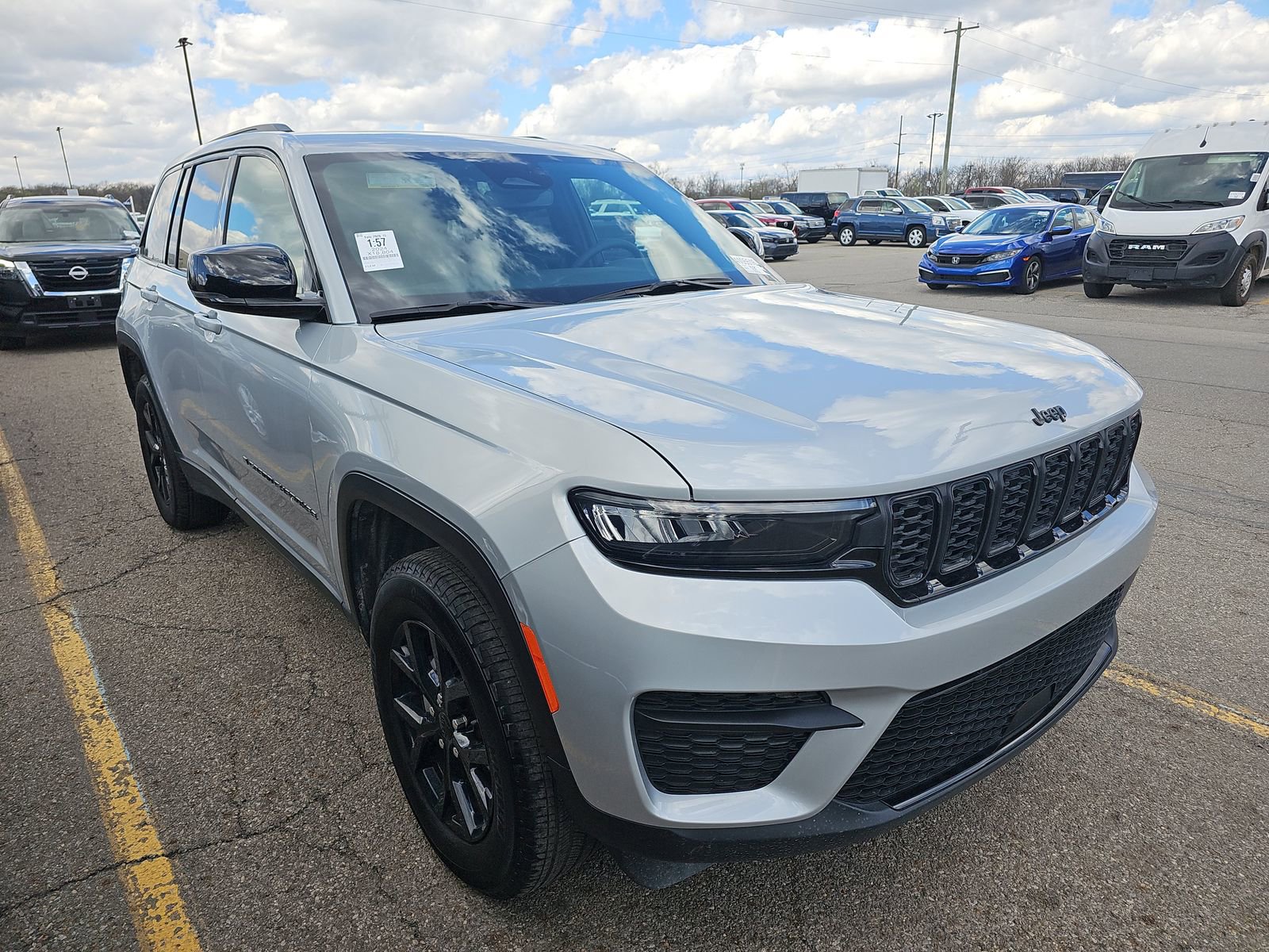 Used 2024 Jeep Grand Cherokee Altitude image 3