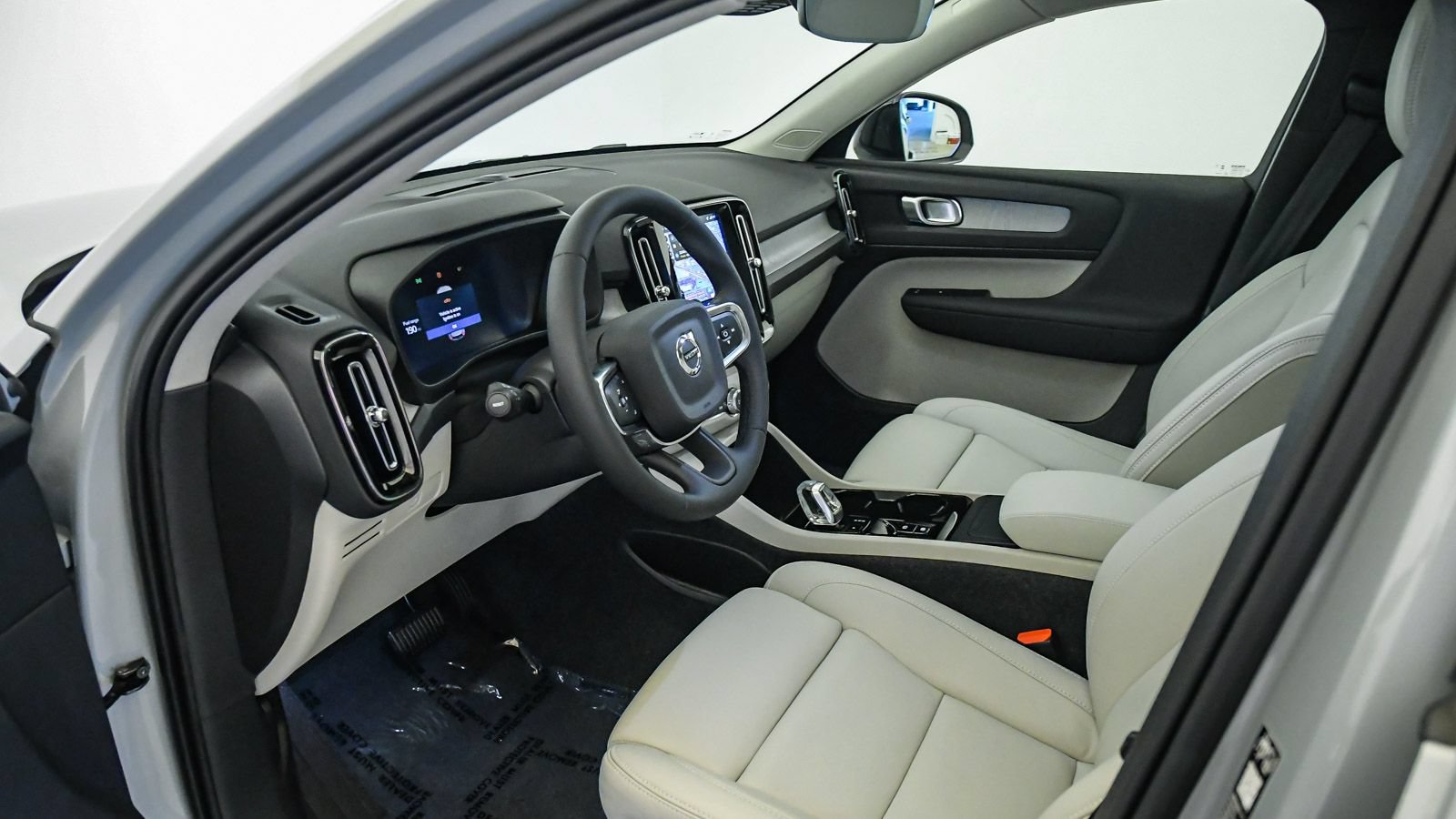 Certified 2026 Volvo XC40 B5 Plus w/ Protection Package Premier AWD/4WD image 17
