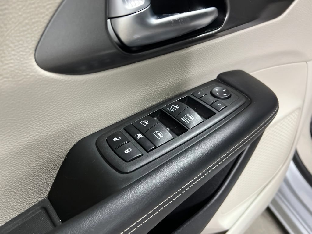 Used 2023 Chrysler Pacifica Touring-L FWD image 19