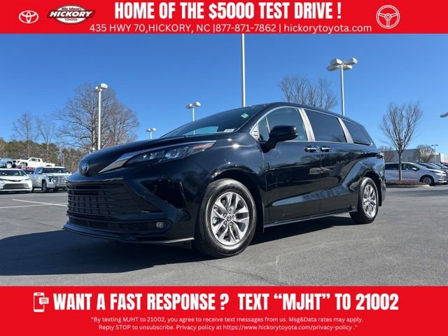 Used 2025 Toyota Sienna XLE image 1