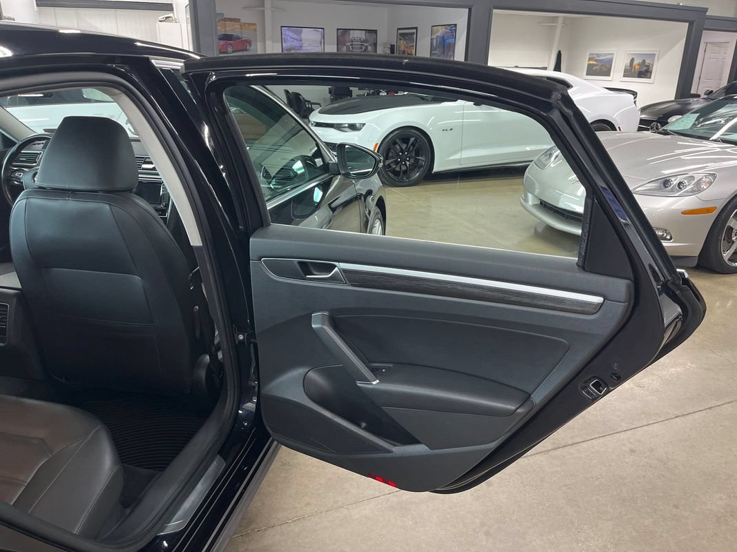 Used 2018 Volkswagen Passat 2.0T SE FWD image 42
