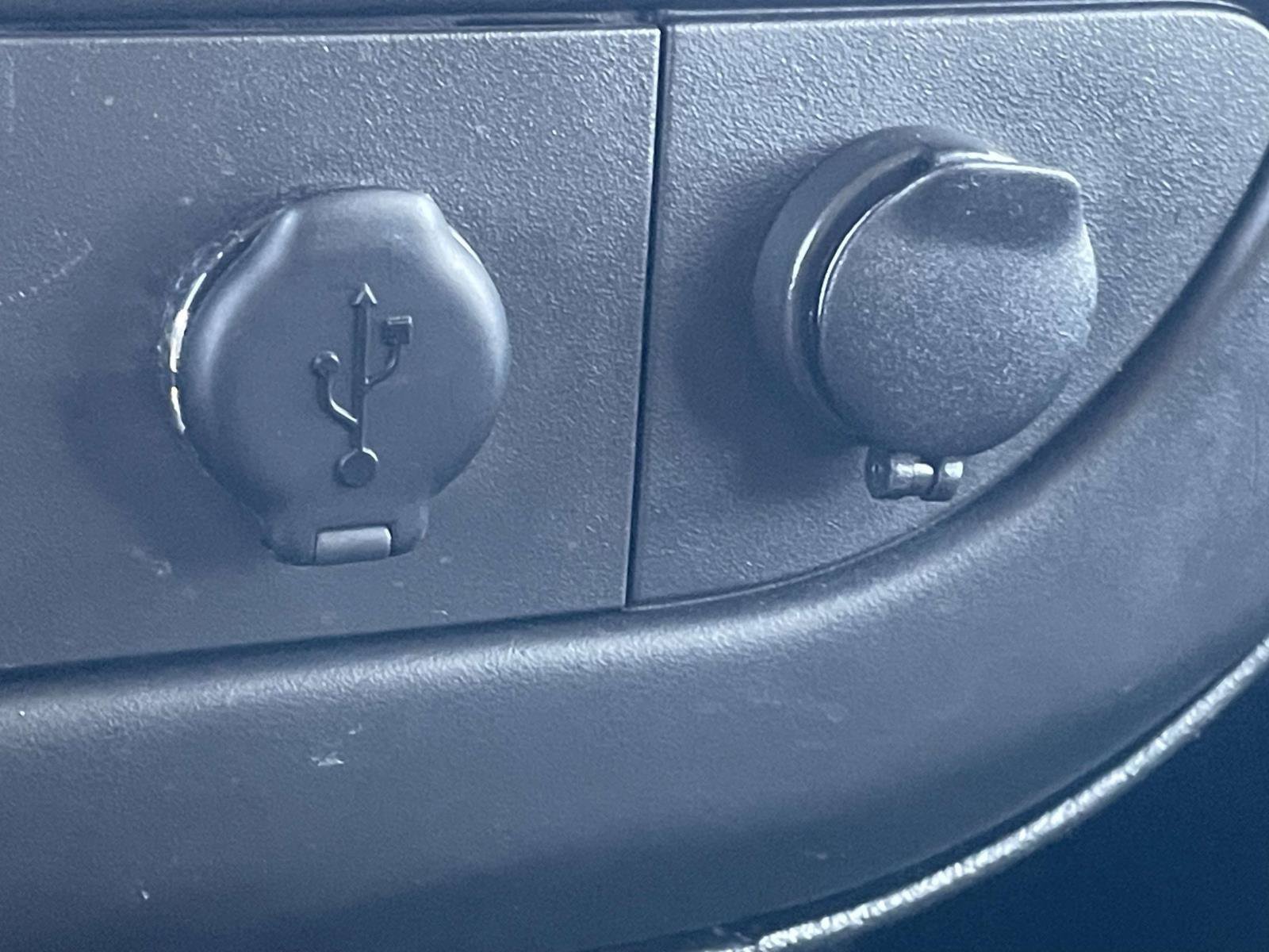Used 2015 Chevrolet Express 2500 RWD image 17