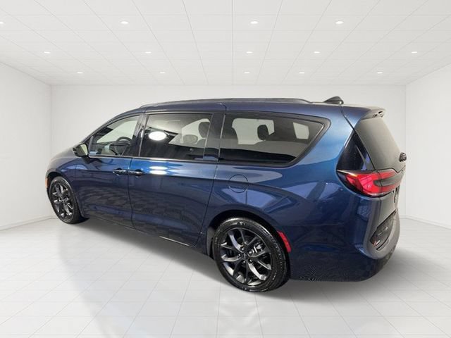 Certified 2025 Chrysler Pacifica Limited FWD image 4