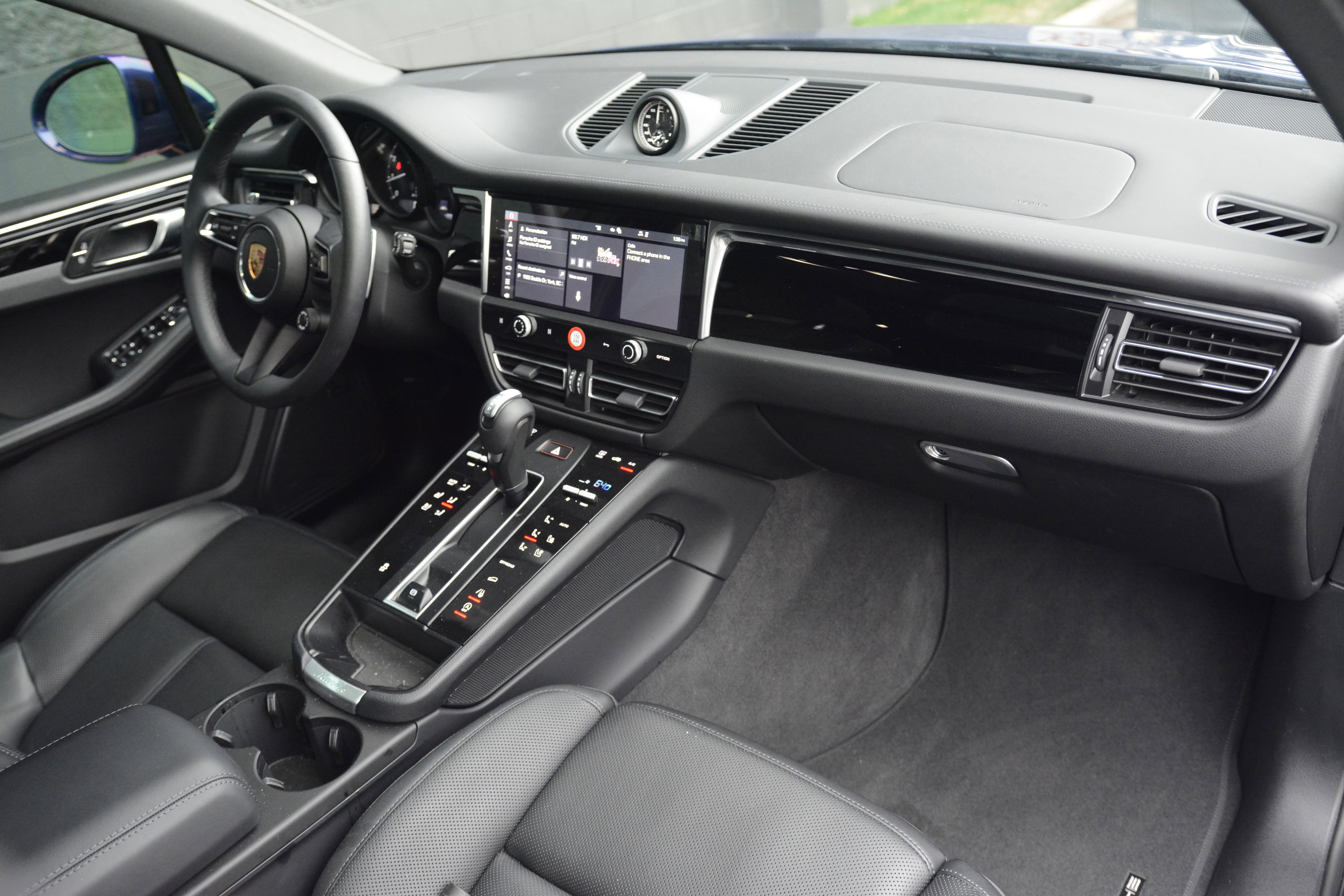 Certified 2025 Porsche Macan AWD/4WD image 29