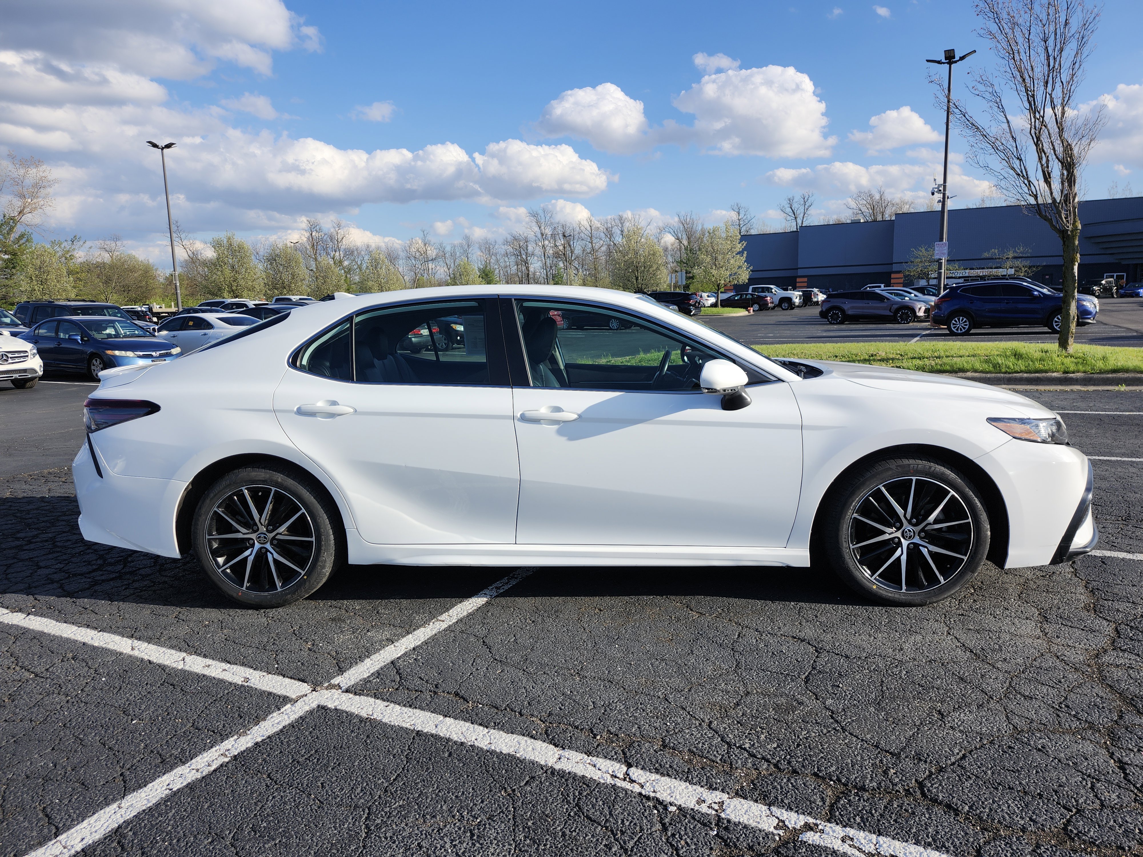 Used 2022 Toyota Camry SE FWD image 16