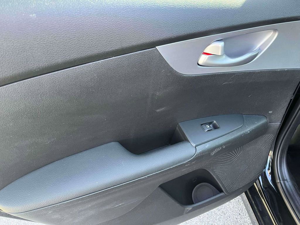 Used 2023 Kia Forte LXS w/ LXS Technology Package image 4