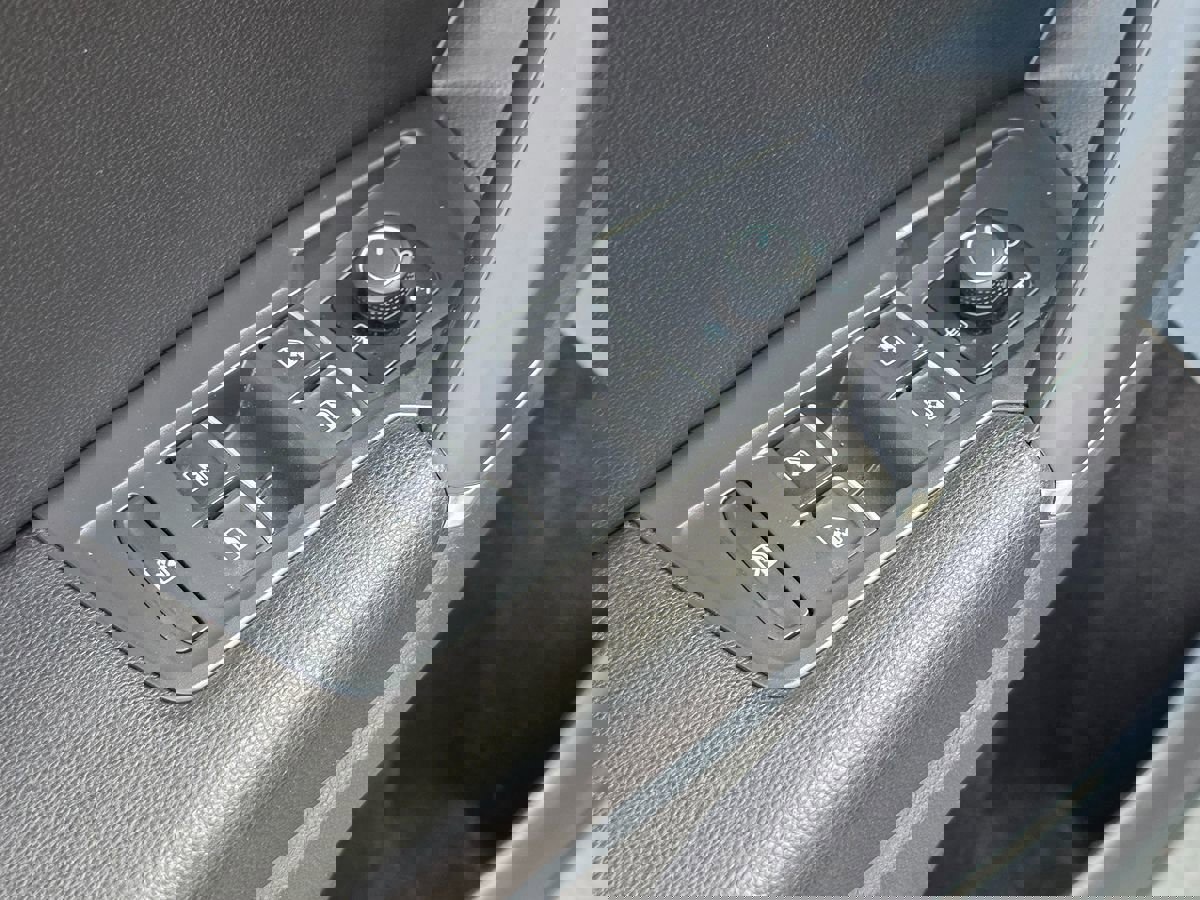 Used 2020 Volkswagen Tiguan SE w/ Panoramic Sunroof Package image 23