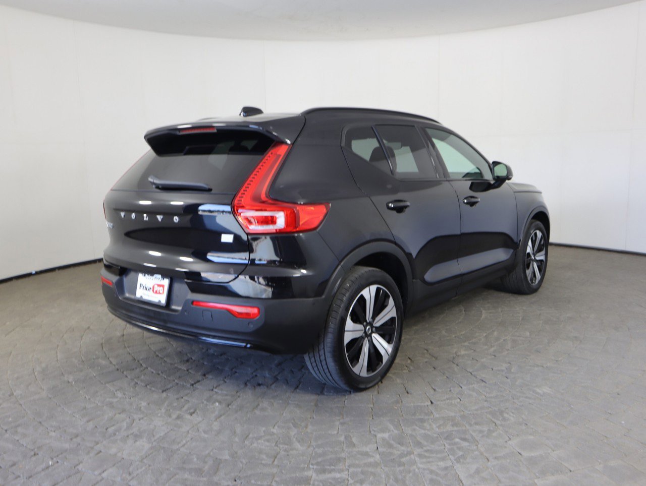 Used 2023 Volvo XC40 Recharge Plus image 9
