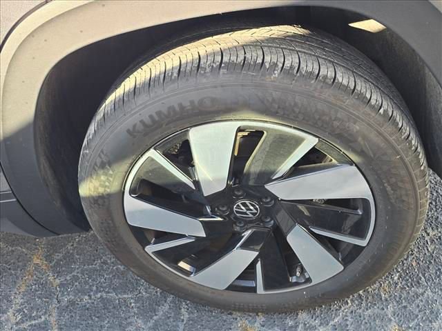 Used 2025 Volkswagen Atlas Cross Sport SE AWD/4WD image 16