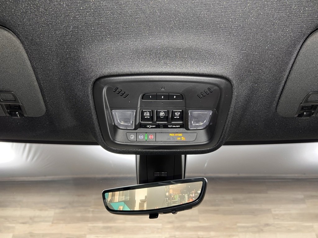 Used 2023 Chevrolet Traverse RS image 28