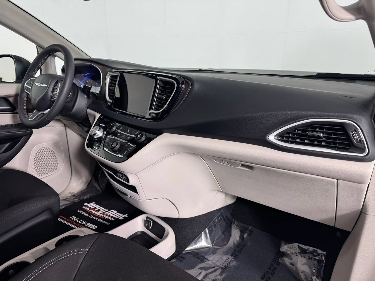 Used 2023 Chrysler Voyager LX FWD image 35