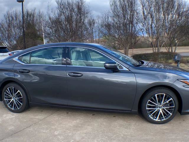 Certified 2025 Lexus ES 300h w/ Premium Package image 9