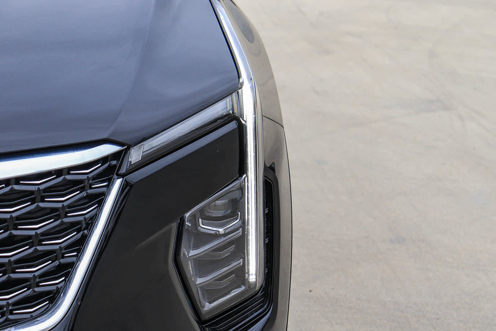 Used 2024 Cadillac XT4 Luxury w/ Cold Weather Package FWD image 7