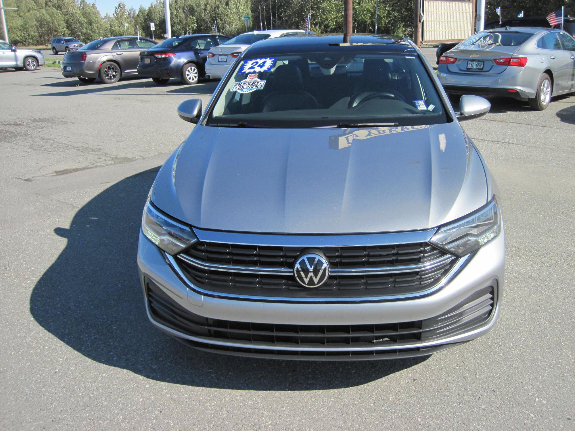 Used 2024 Volkswagen Jetta SE FWD image 2