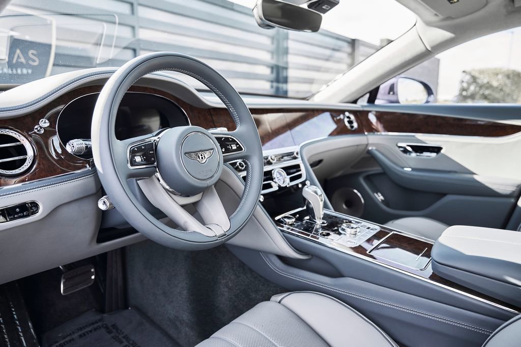 Used 2026 Bentley Flying Spur Plug-In Hybrid AWD/4WD image 2
