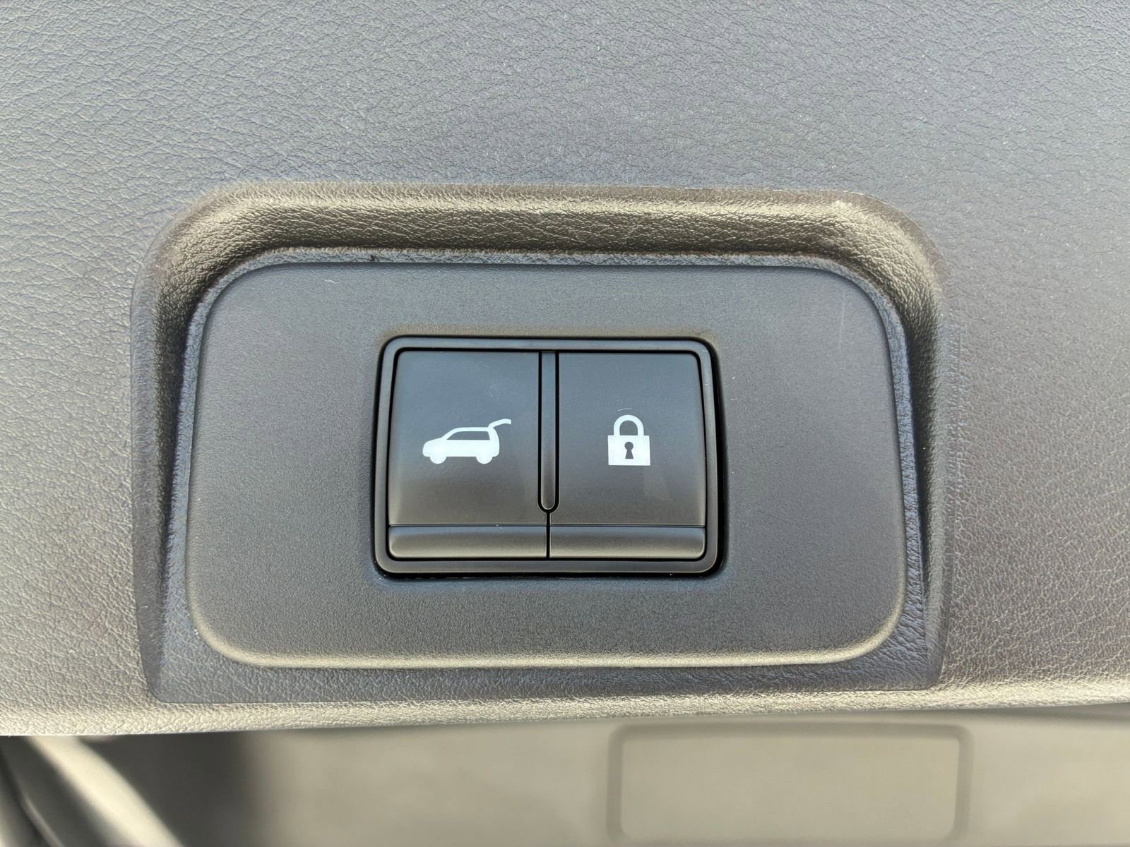 Used 2025 Nissan Rogue SV FWD image 23