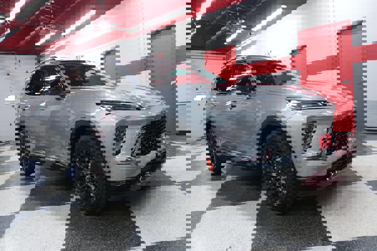 Used 2025 Buick Envision Sport Touring image 2