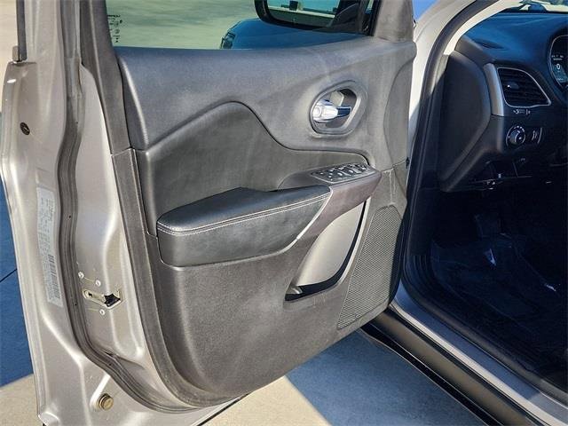 Used 2019 Jeep Cherokee Latitude w/ Popular Appearance Group image 10